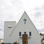 <p align="left">Devant l'église, la sculpture intitulée<i>Cénotaphe Henri-Menier</i>, réalisée par Roger Langevin. (Même si nous n'avons pas trouvé le nom du créateur, nous avons reconnu la facture de Roger Langevin pour avoir admiré son oeuvre à Rimouski et aux îles de la Madeleine).